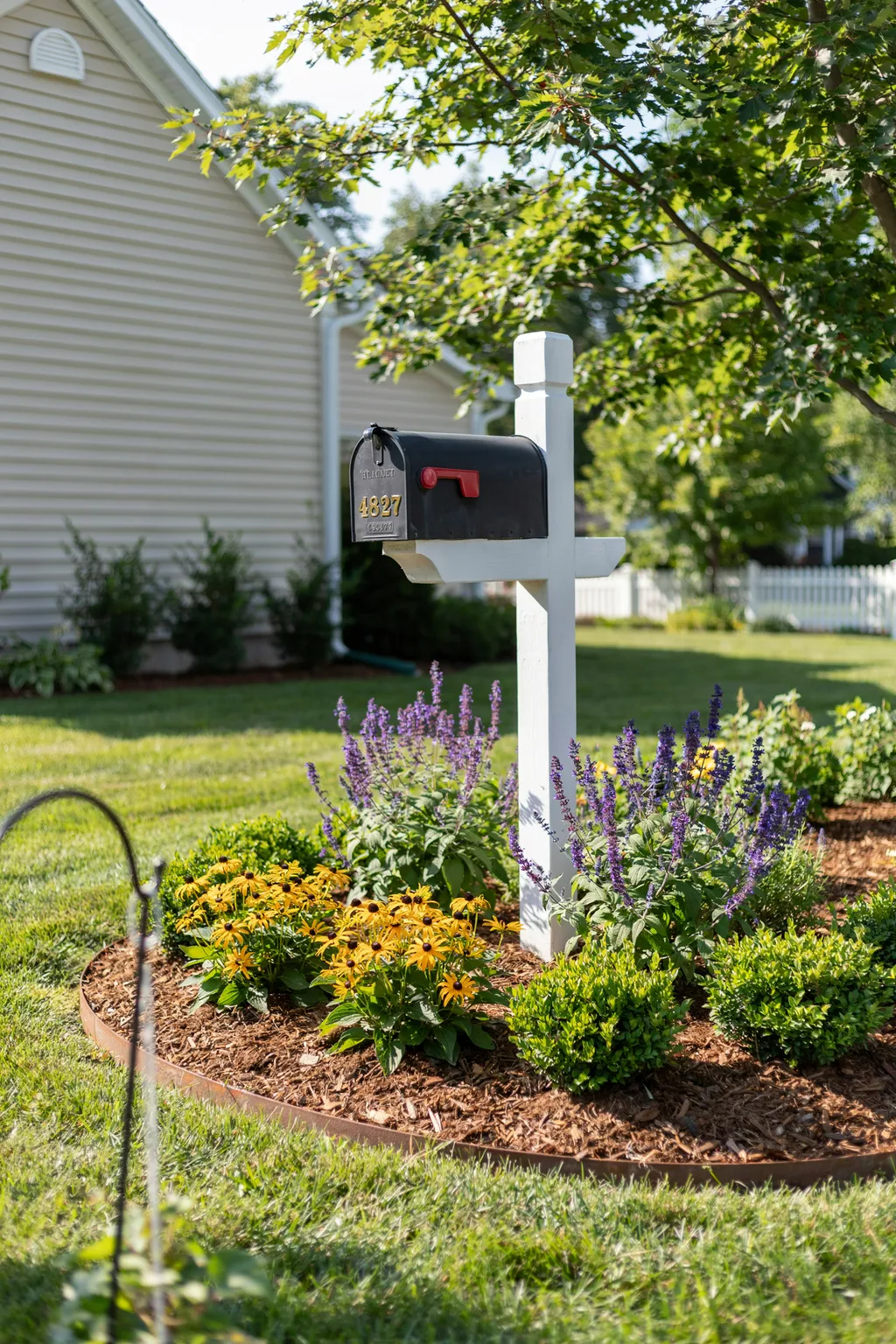 Mailbox Garden With a Color Theme